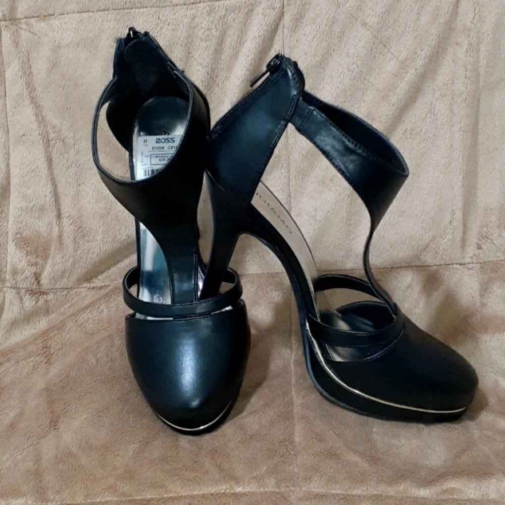 Andiamo brand black and gold heels size 8 1/2